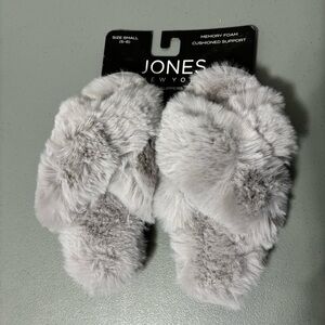 Jones New York Fuzzy Slippers House Shoes Women's Crossover Strap 5-6 Gray Small